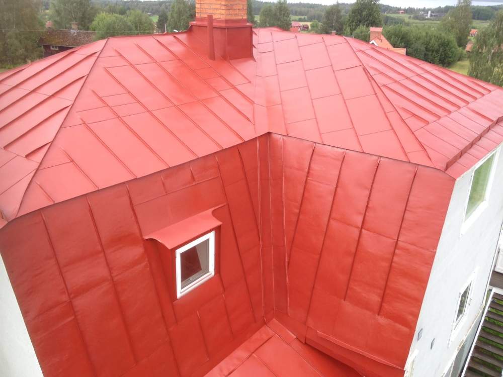 Vackert rött plåttak lagt av takläggare på Taklandslaget