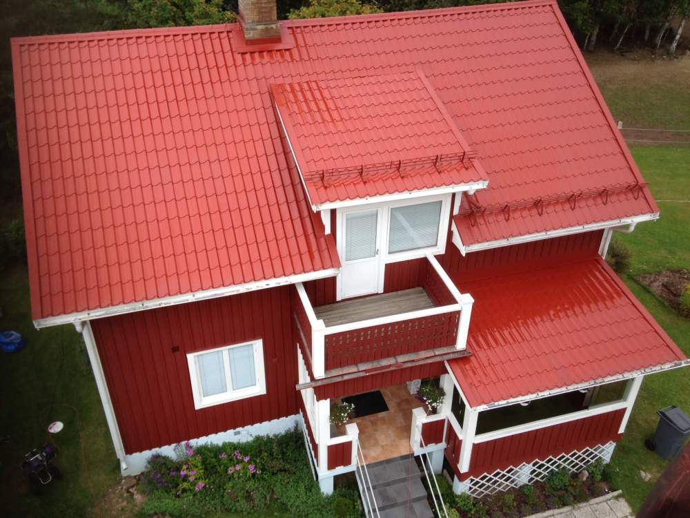 Plåttag på hus utfört våra takläggare med lång erfarenhet på Taklandslaget, verksamma i Mora och Dalarna